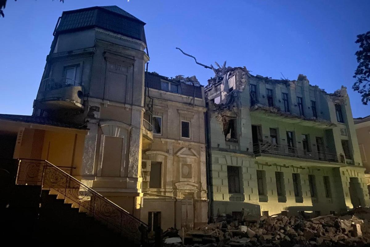 Масований ракетний удар по Одесі: є загиблий, масштабні руйнування, понад 20 постраждалих Масований ракетний удар по Одесі: є загиблий, масштабні руйнування, понад 20 постраждалих