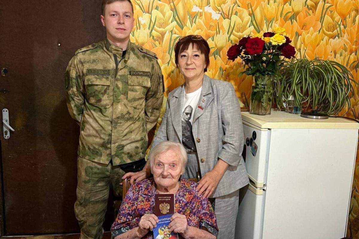 "Теперь заживет!": Оккупанты вручили российский паспорт 102-летней жительнице Лисичанска "Теперь заживет!": Оккупанты вручили российский паспорт 102-летней жительнице Лисичанска