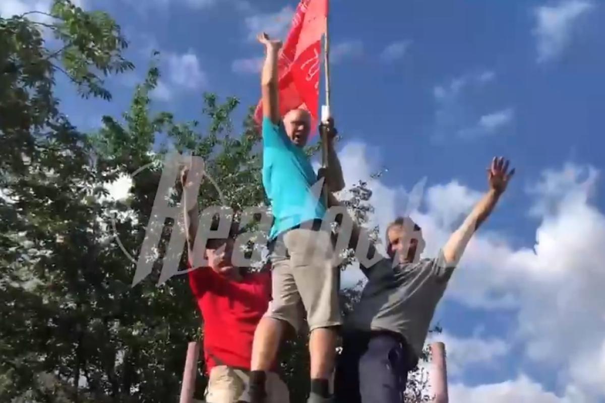 "Ну, і чому радіємо?": У Лисичанську окупанти та місцеві "почекуни" святкують річницю "визволення" міста "Ну, і чому радіємо?": У Лисичанську окупанти та місцеві "почекуни" святкують річницю "визволення" міста