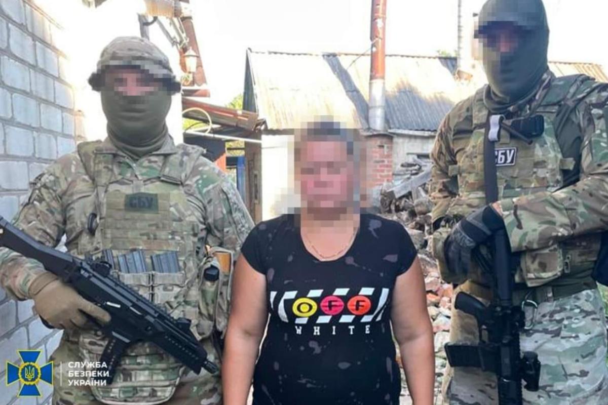 Учительница из Краматорска "сливала" оккупантам геолокации подразделений ВСУ, участвующих в контрнаступлении под Бахмутом Учительница из Краматорска "сливала" оккупантам геолокации подразделений ВСУ, участвующих в контрнаступлении под Бахмутом