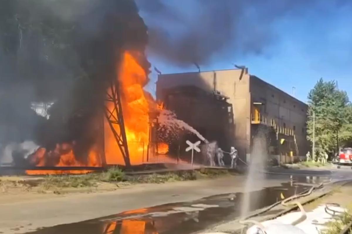 Металлургический завод, недостроенная ледовая арена и строящийся квартал: В трех российских городах вспыхнули пожары