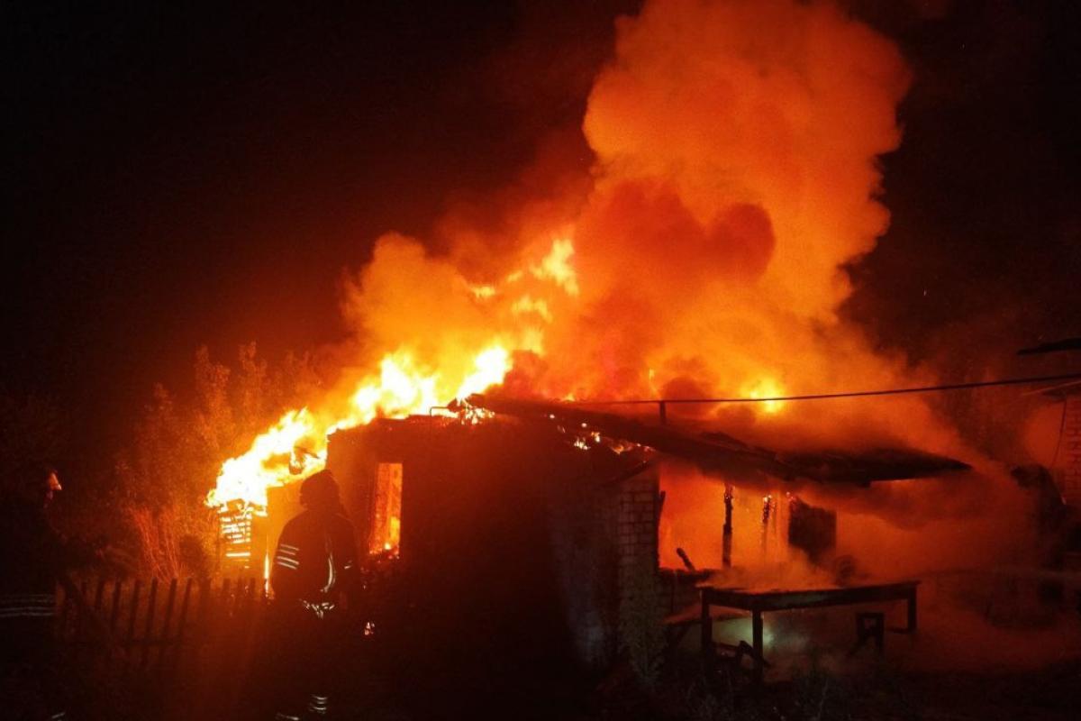 У Лисичанську вночі сталася пожежа на приватному подвір'ї: фото наслідків У Лисичанську вночі сталася пожежа на приватному подвір'ї: фото наслідків