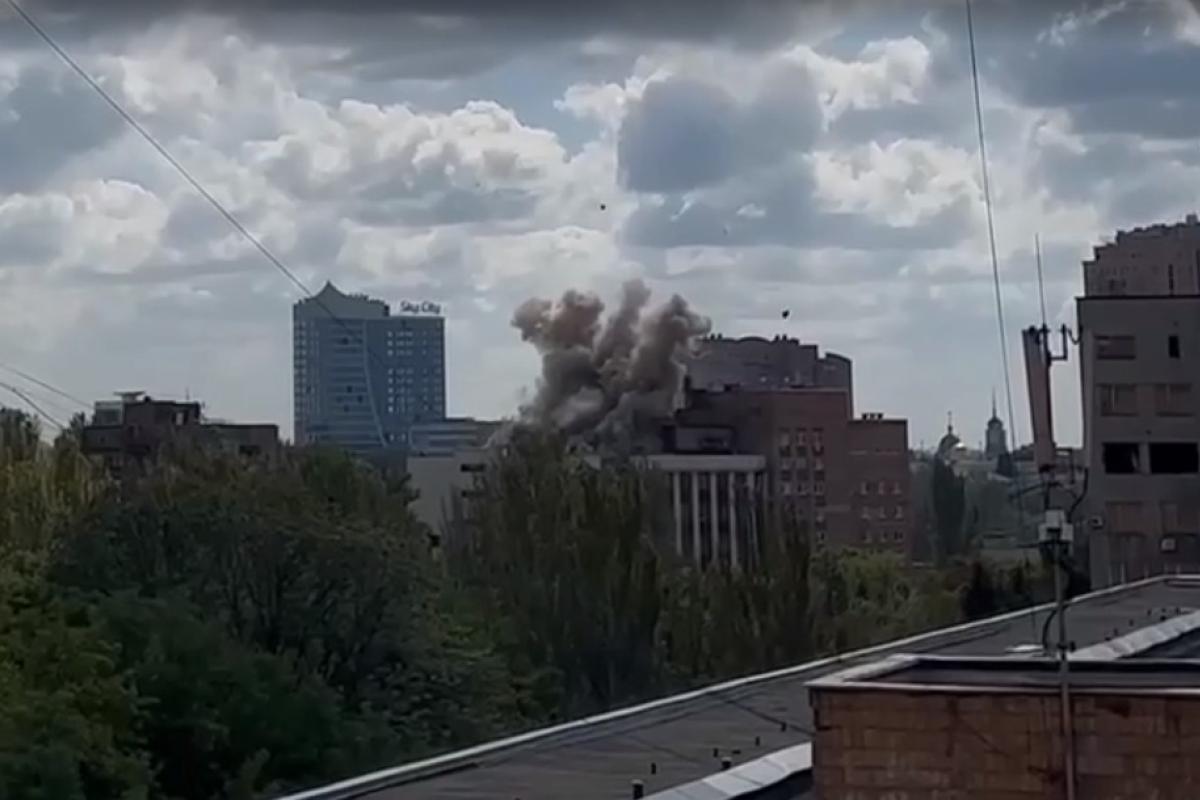 В центре оккупированного Донецка раздаются мощные взрывы В центре оккупированного Донецка раздаются мощные взрывы
