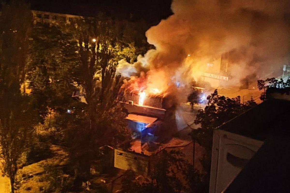 "Гаряча" ніч в окупованому Донецьку: внаслідок серії вибухів згорів магазин, постраждала лікарня "Гаряча" ніч в окупованому Донецьку: внаслідок серії вибухів згорів магазин, постраждала лікарня