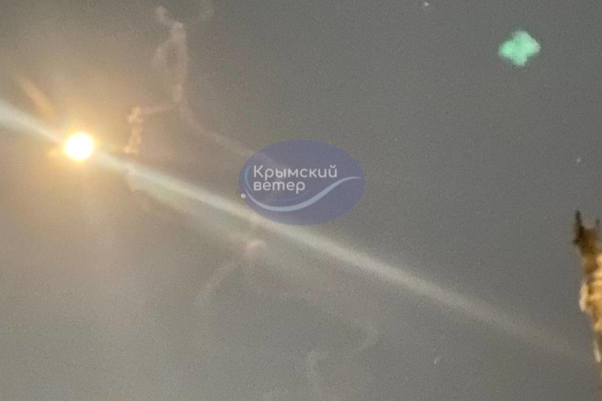 Ночная "бавовна" в Крыму: в Феодосии прогремели взрывы, атакована нефтебаза Ночная "бавовна" в Крыму: в Феодосии прогремели взрывы, атакована нефтебаза