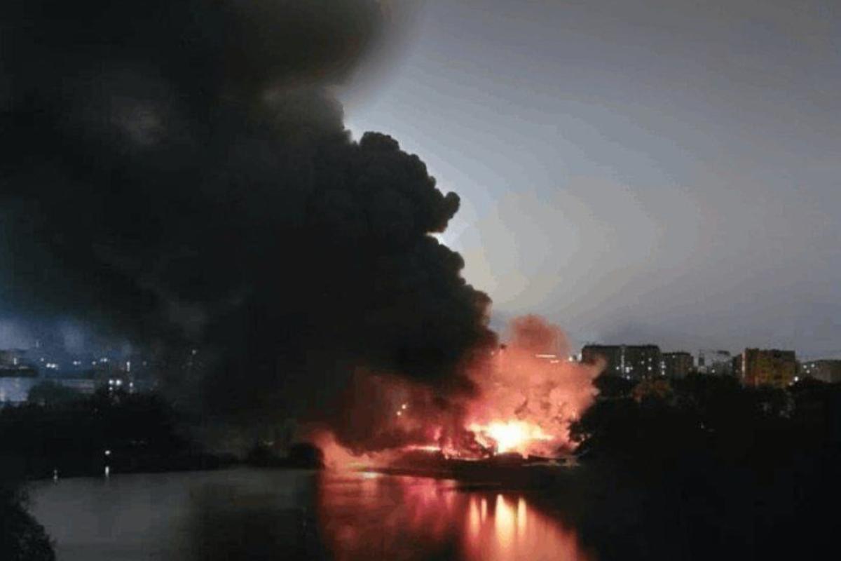 В Москве произошел масштабный пожар у здания Федеральной таможенной службы