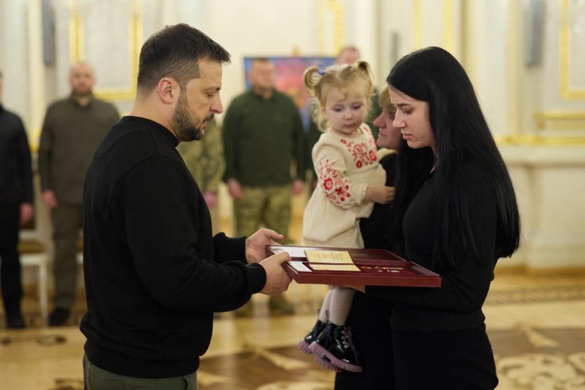 Президент вручив ордена "Золота Зірка" рідним загиблих Героїв України, серед яких й оборонці Луганщини