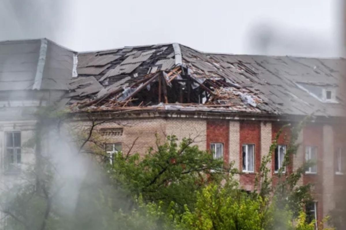 "Воду вичерпуємо відрами": в двох словах про ремонт дахів у Сєвєродонецьку "Воду вичерпуємо відрами": в двох словах про ремонт дахів у Сєвєродонецьку