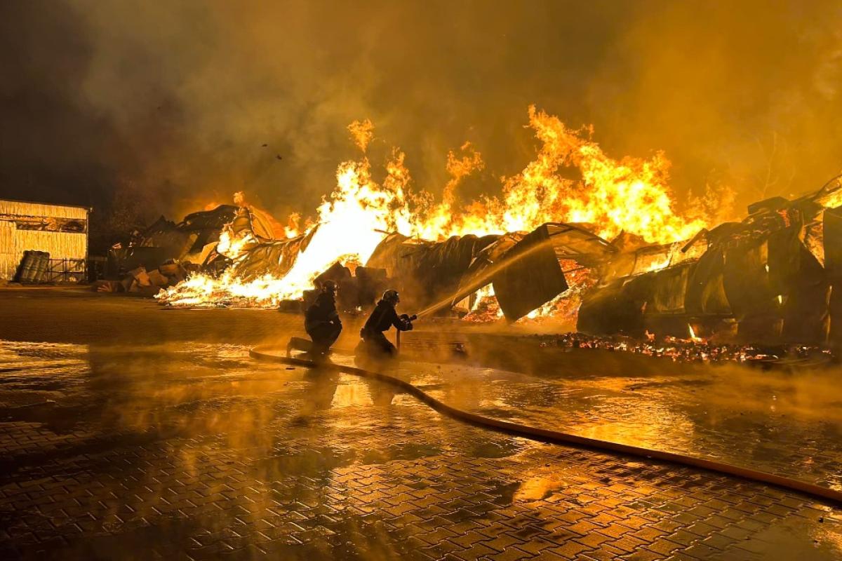 У Вінниці рятувальники всю ніч ліквідували масштабну пожежу, яка охопила склади з будматеріалами