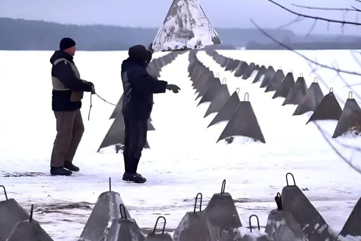 Україна зміцнює кордон з Білоруссю: будується перша та друга смуги оборони Україна зміцнює кордон з Білоруссю: будується перша та друга смуги оборони