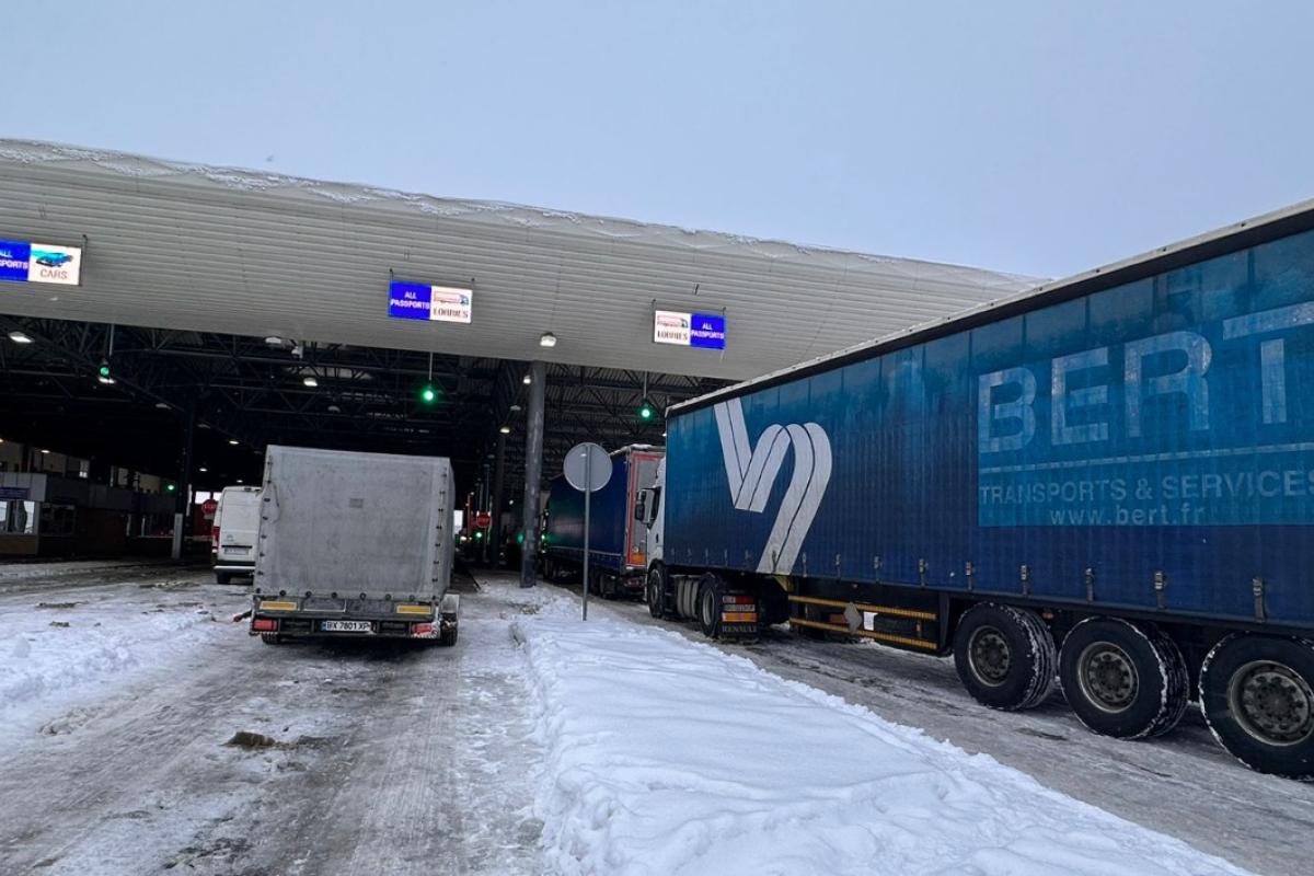 На границе с Польшей в одном из КПП начали оформление грузовиков на выезд из Украины На границе с Польшей в одном из КПП начали оформление грузовиков на выезд из Украины