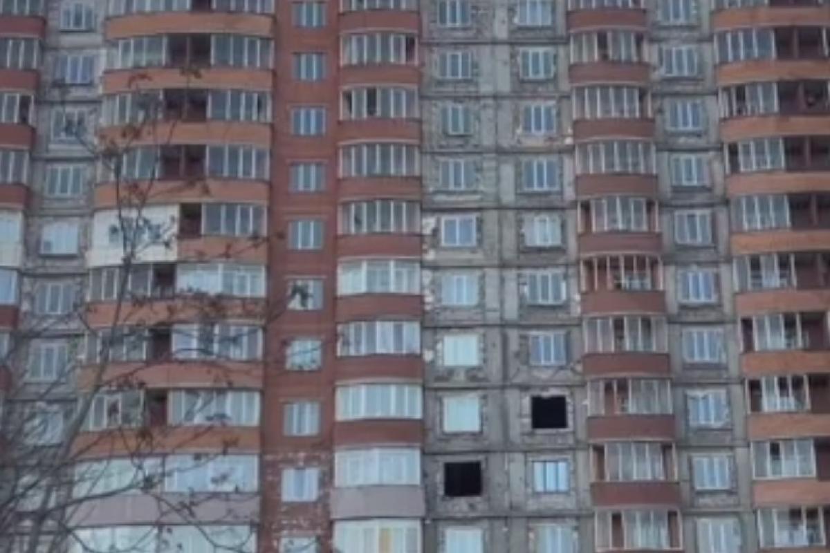 "Вікна випадають від вітру": У мережі показали "ремонт по-кацапськи" в окупованому Маріуполі