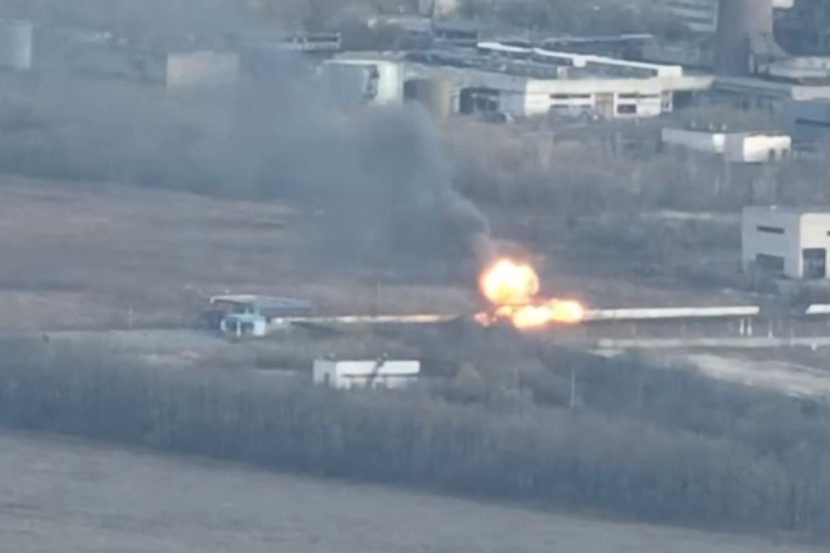 "Зірвало башту": Українські військові показали відео "полювання" на російський танк в районі Лисичанського НПЗ "Зірвало башту": Українські військові показали відео "полювання" на російський танк в районі Лисичанського НПЗ