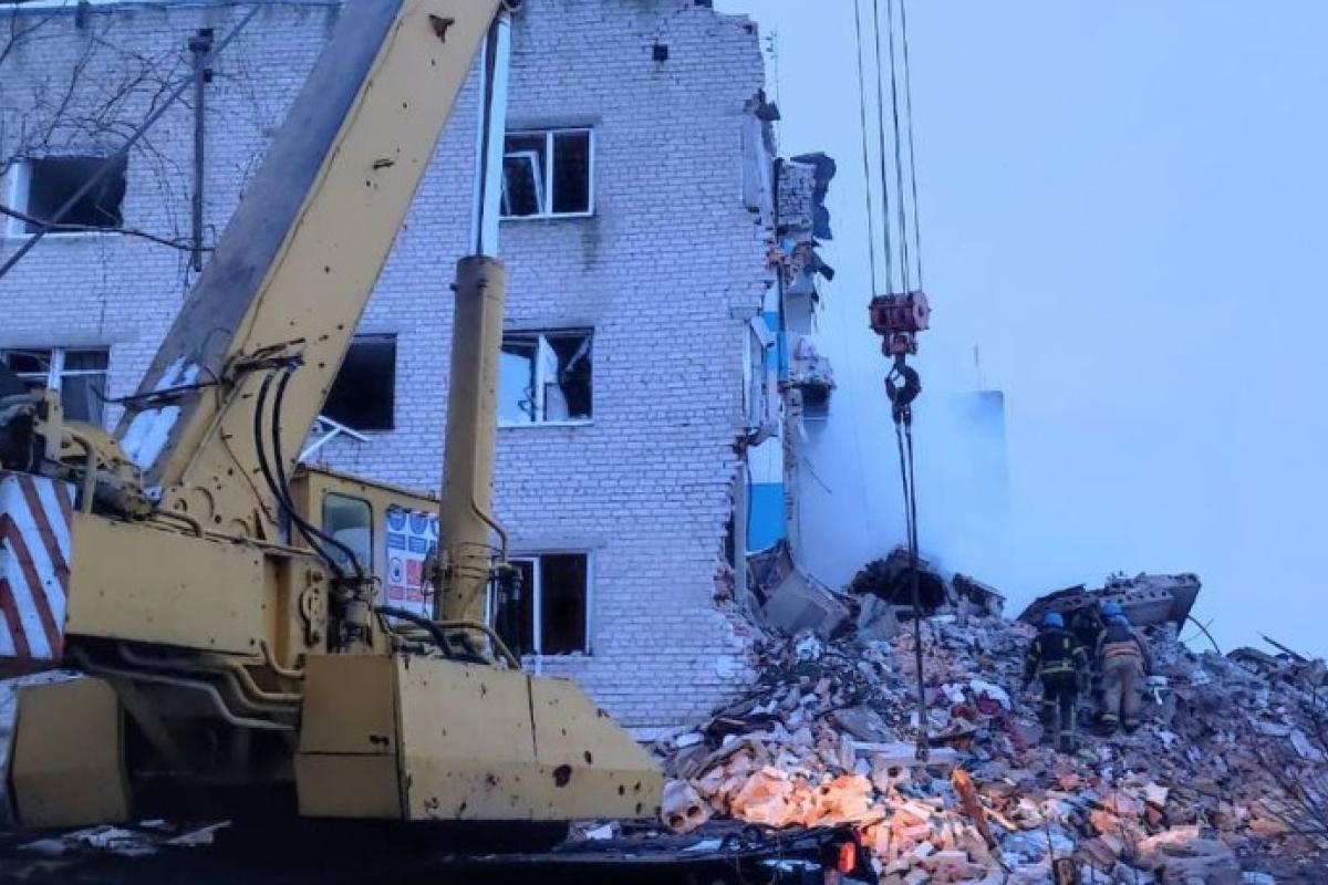 В Нью-Йорке на Донетчине продолжается поиск людей под завалами разрушенного трехэтажного дома