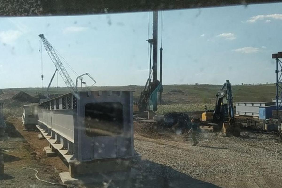 Под Мариуполем оккупанты продолжают прокладывать железную дорогу, а в городе снова гремят взрывы Под Мариуполем оккупанты продолжают прокладывать железную дорогу, а в городе снова гремят взрывы