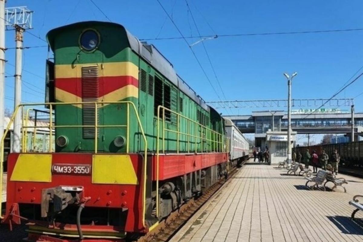 Поїзди до Москви, великі зарплати та покращення умов праці залізничників: у "ЛНР" будують "великі" плани Поїзди до Москви, великі зарплати та покращення умов праці залізничників: у "ЛНР" будують "великі" плани