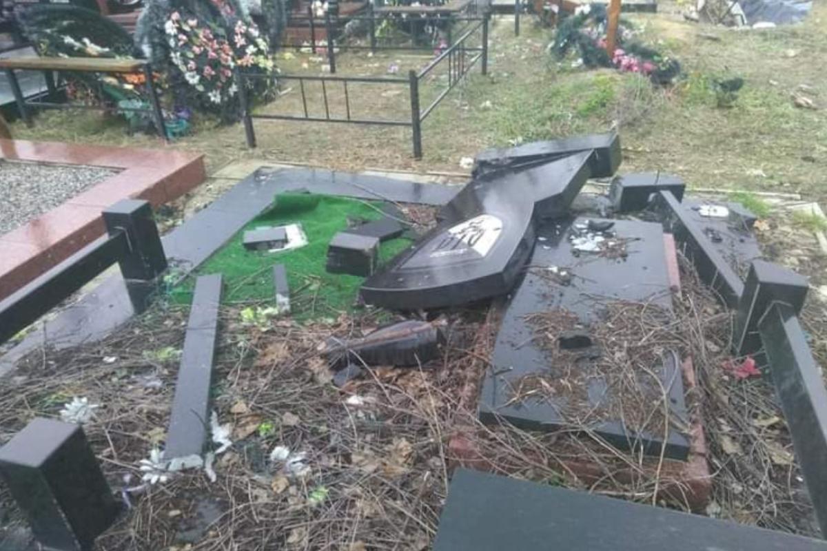 Окупанти опоганюють могили українських воїнів під Сєвєродонецьком Окупанти опоганюють могили українських воїнів під Сєвєродонецьком