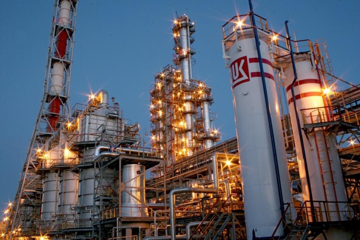 У російському Волгограді після атаки БПЛА горить нафтопереробний завод У російському Волгограді після атаки БПЛА горить нафтопереробний завод