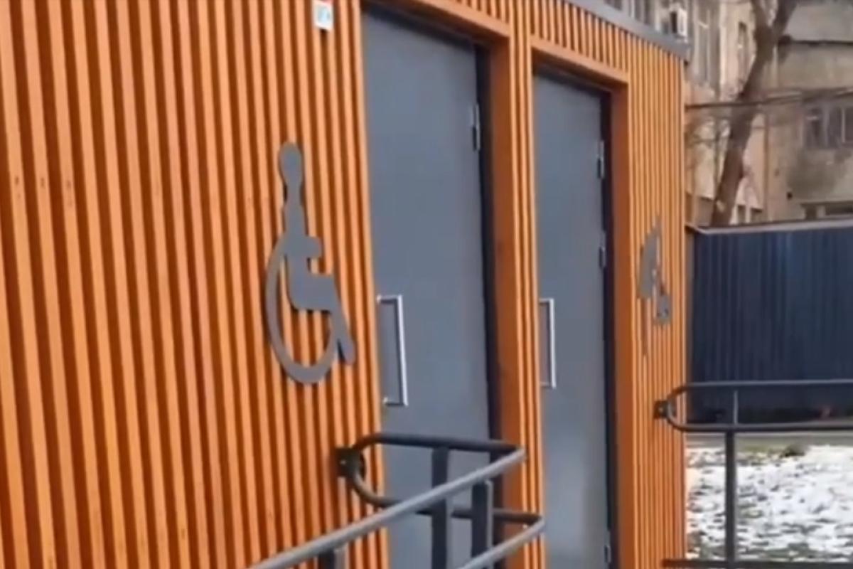 В сети показали, как выглядит единственный в "ЛНР" общественный "образцово-показательный" туалет в центре Луганска В сети показали, как выглядит единственный в "ЛНР" общественный "образцово-показательный" туалет в центре Луганска