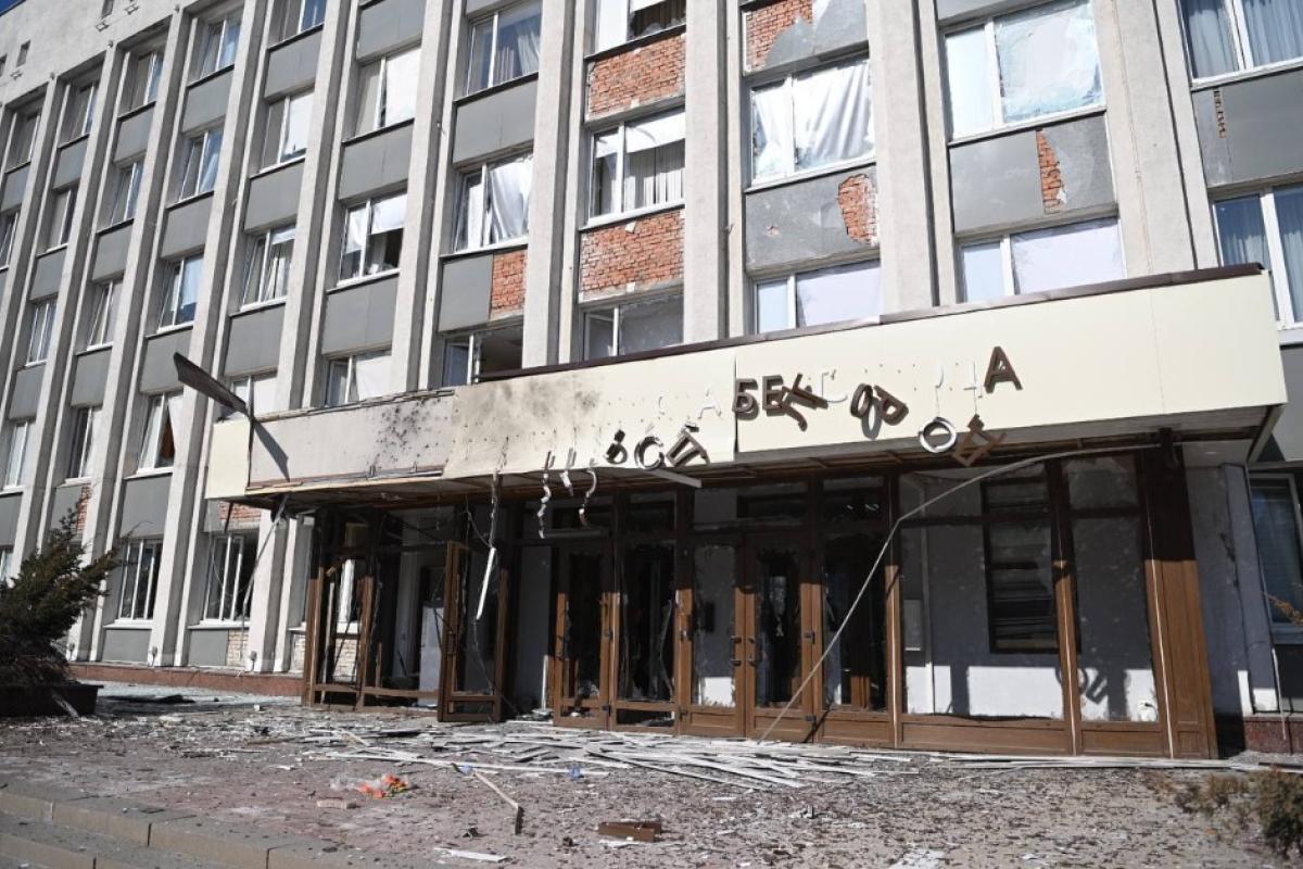 У російському Бєлгороді безпілотник атакував будівлю адміністрації: є руйнування та поранені У російському Бєлгороді безпілотник атакував будівлю адміністрації: є руйнування та поранені