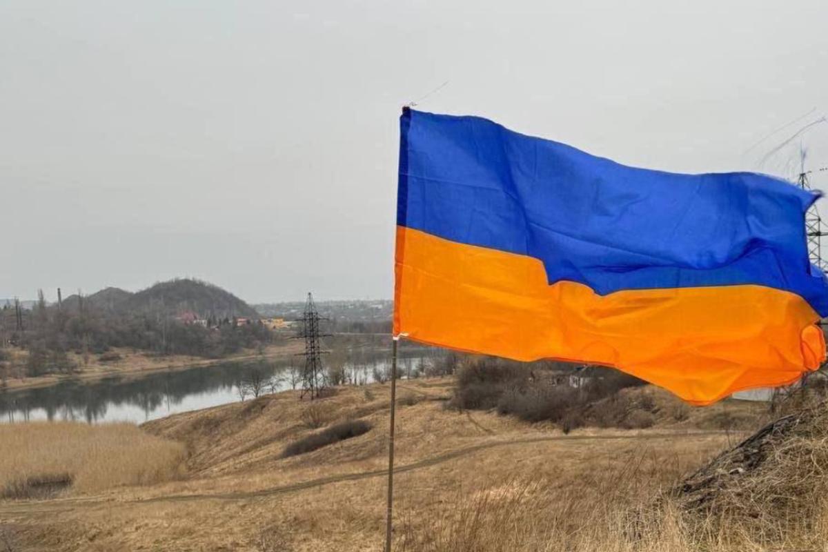 Над оккупированной Макеевкой снова развевается флаг Украины: видео