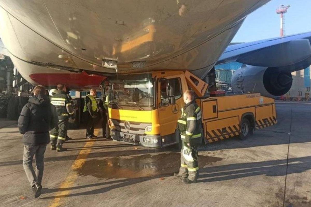 У московському аеропорту Домодєдово водовоз протаранив найбільший й найдорожчий у світі авіалайнер Airbus A380 У московському аеропорту Домодєдово водовоз протаранив найбільший й найдорожчий у світі авіалайнер Airbus A380