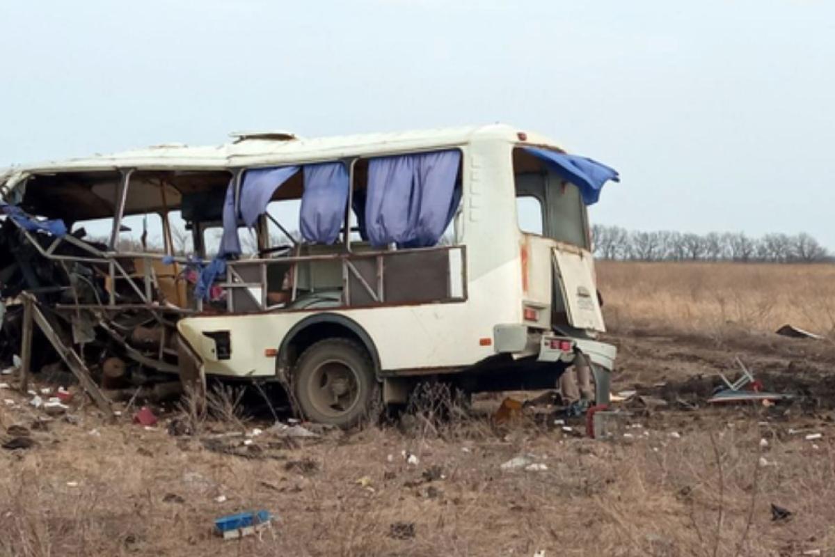 У "ЛНР" на міні підірвався автобус із цивільними: 5 людей загинуло, є поранені У "ЛНР" на міні підірвався автобус із цивільними: 5 людей загинуло, є поранені