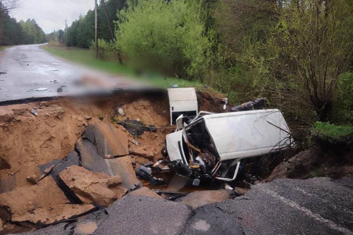 На Київщині через обвал дороги мікроавтобус з людьми провалився у провалля: є жертви На Київщині через обвал дороги мікроавтобус з людьми провалився у провалля: є жертви