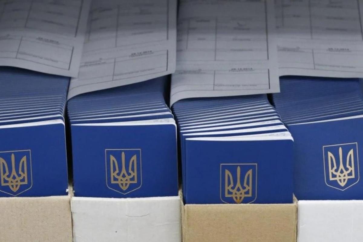 Українські чоловіки більше не зможуть отримати паспорт за кордоном, але є винятки: подробиці Українські чоловіки більше не зможуть отримати паспорт за кордоном, але є винятки: подробиці