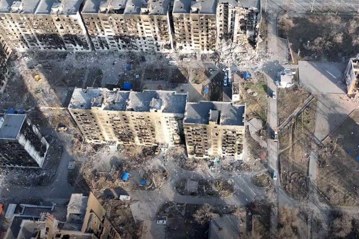 В оккупированном Мариуполе квитанции на оплату "коммуналки" разносят даже по разрушенным домам В оккупированном Мариуполе квитанции на оплату "коммуналки" разносят даже по разрушенным домам