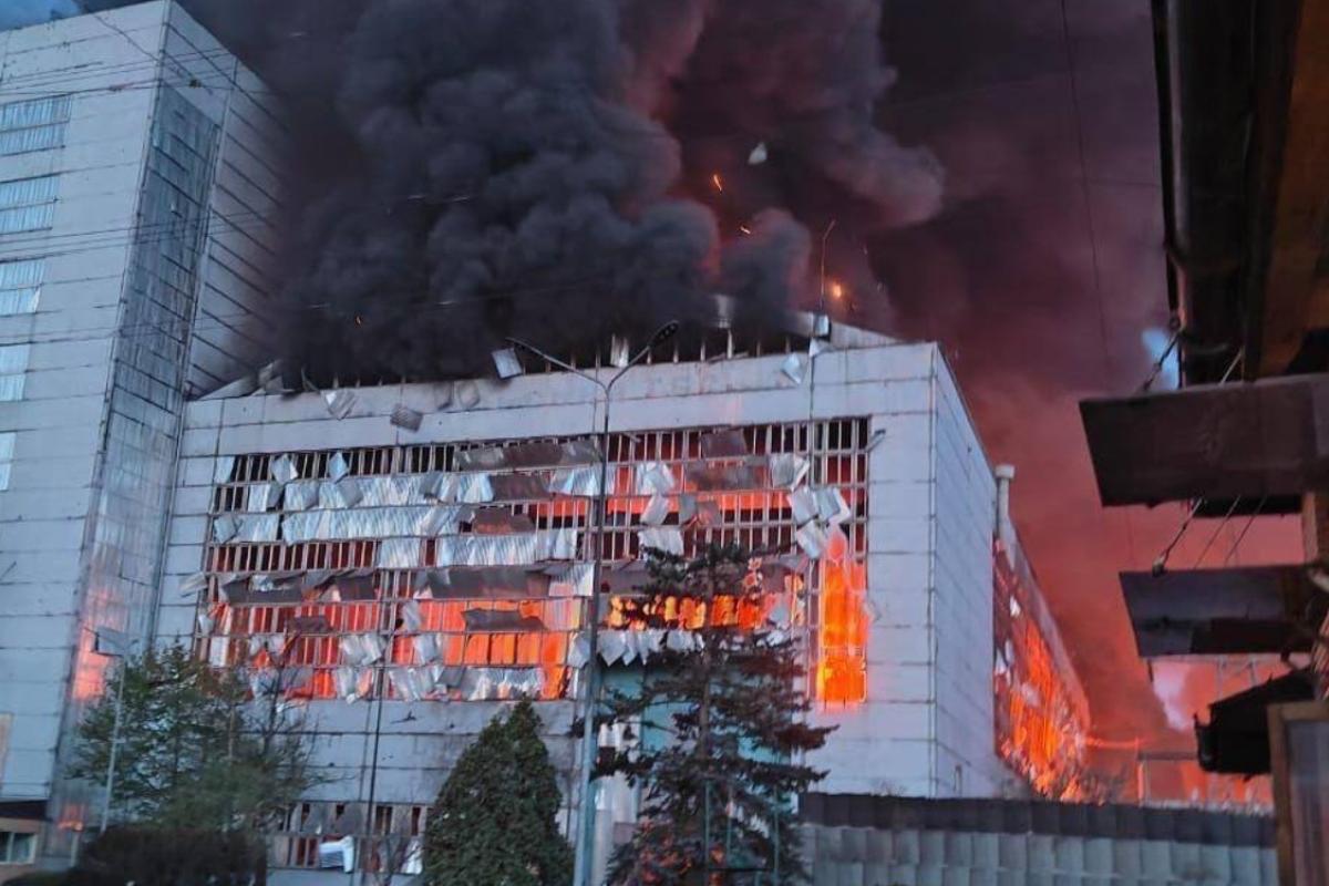 Росіяни вдарили по енергетичних об'єктах у п'яти областях: під Києвом знищено Трипільську ТЕС Росіяни вдарили по енергетичних об'єктах у п'яти областях: під Києвом знищено Трипільську ТЕС
