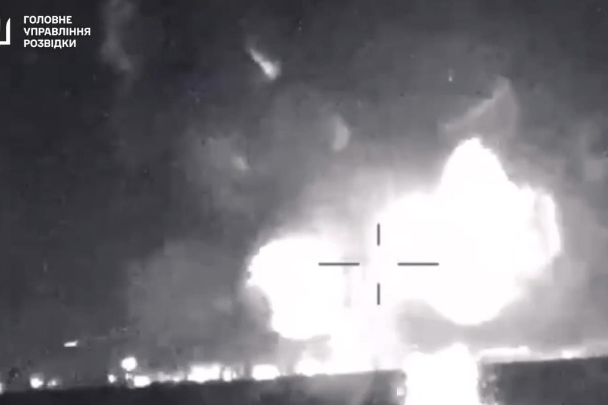 Морські дрони ГУР вночі знищили відразу два російські катери в окупованому Криму Морські дрони ГУР вночі знищили відразу два російські катери в окупованому Криму