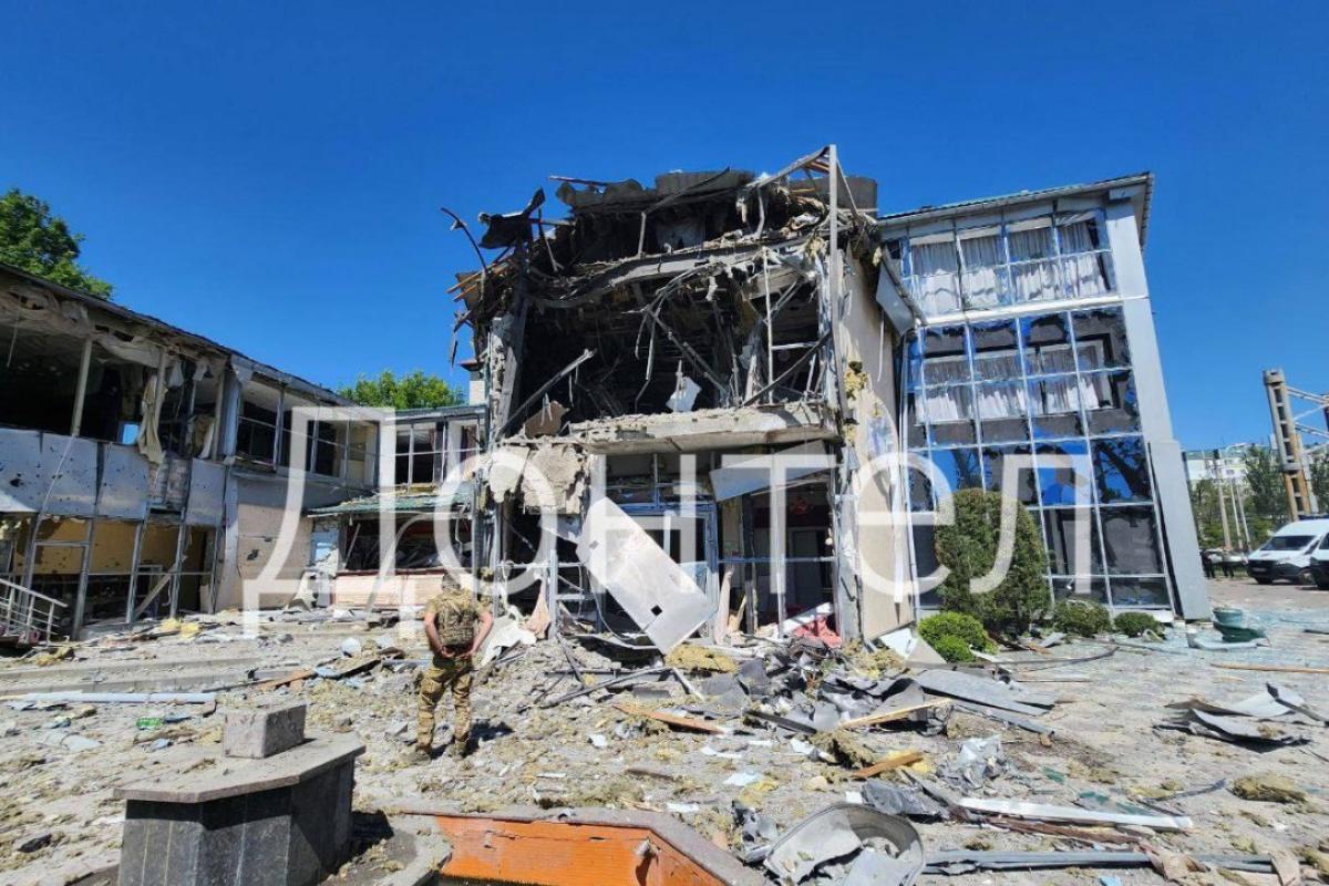 В окупованому Донецьку внаслідок "прильотів" зруйновано ресторан "Paradise", є жертви В окупованому Донецьку внаслідок "прильотів" зруйновано ресторан "Paradise", є жертви