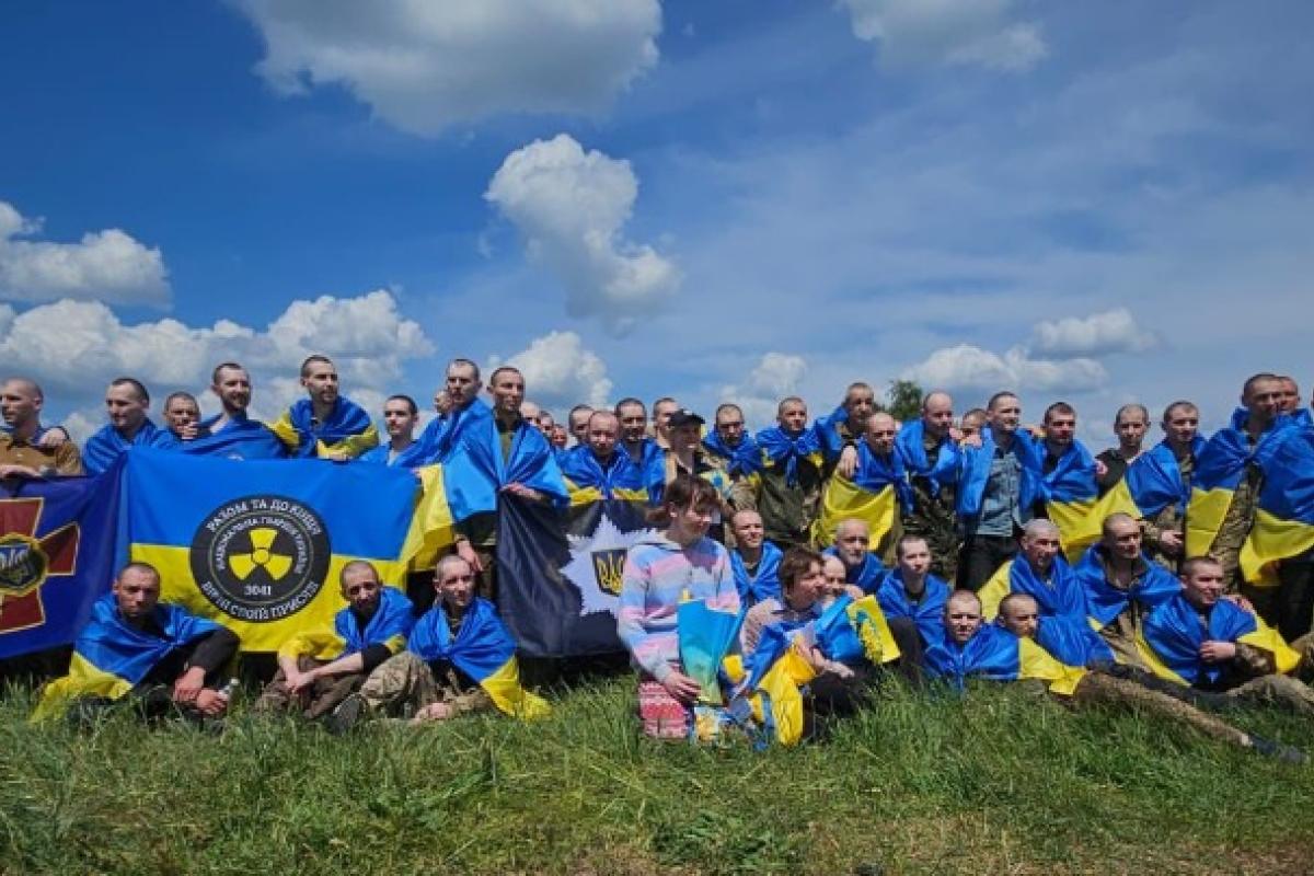 Відбувся черговий обмін полоненими: в Україну з російського полону повернулося 75 людей Відбувся черговий обмін полоненими: в Україну з російського полону повернулося 75 людей