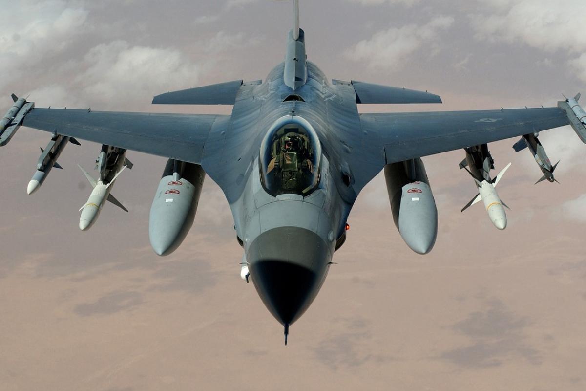Украина получила от Чехии первый тренажер истребителя F-16 Украина получила от Чехии первый тренажер истребителя F-16