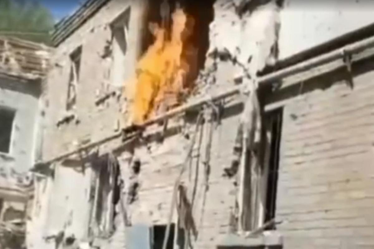 "Бавовна" у Луганську: у мережі з'явилися перші кадри наслідків "прильотів" "Бавовна" у Луганську: у мережі з'явилися перші кадри наслідків "прильотів"