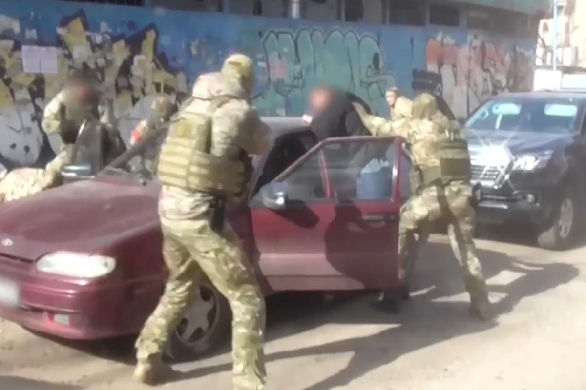 "Маски-шоу" в центрі Луганська: заарештовано чоловіка, якого звинувачують у фінансовій підтримці "Азова"