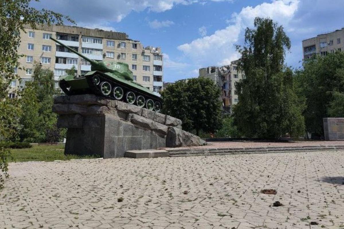 Сильно пошкоджені дві багатоповерхівки: У мережі показали наслідки "прильотів" у центрі Лисичанська Сильно пошкоджені дві багатоповерхівки: У мережі показали наслідки "прильотів" у центрі Лисичанська