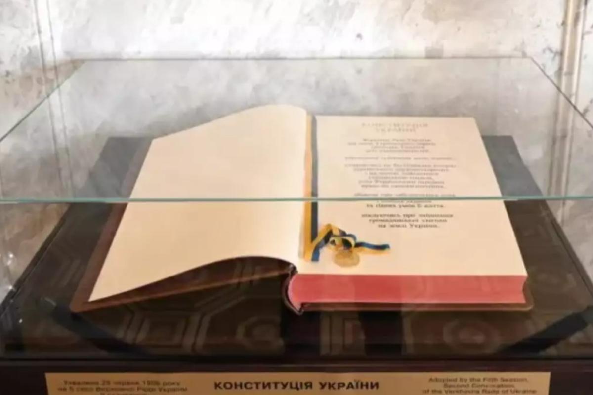 В Україні відзначають День Конституції В Україні відзначають День Конституції