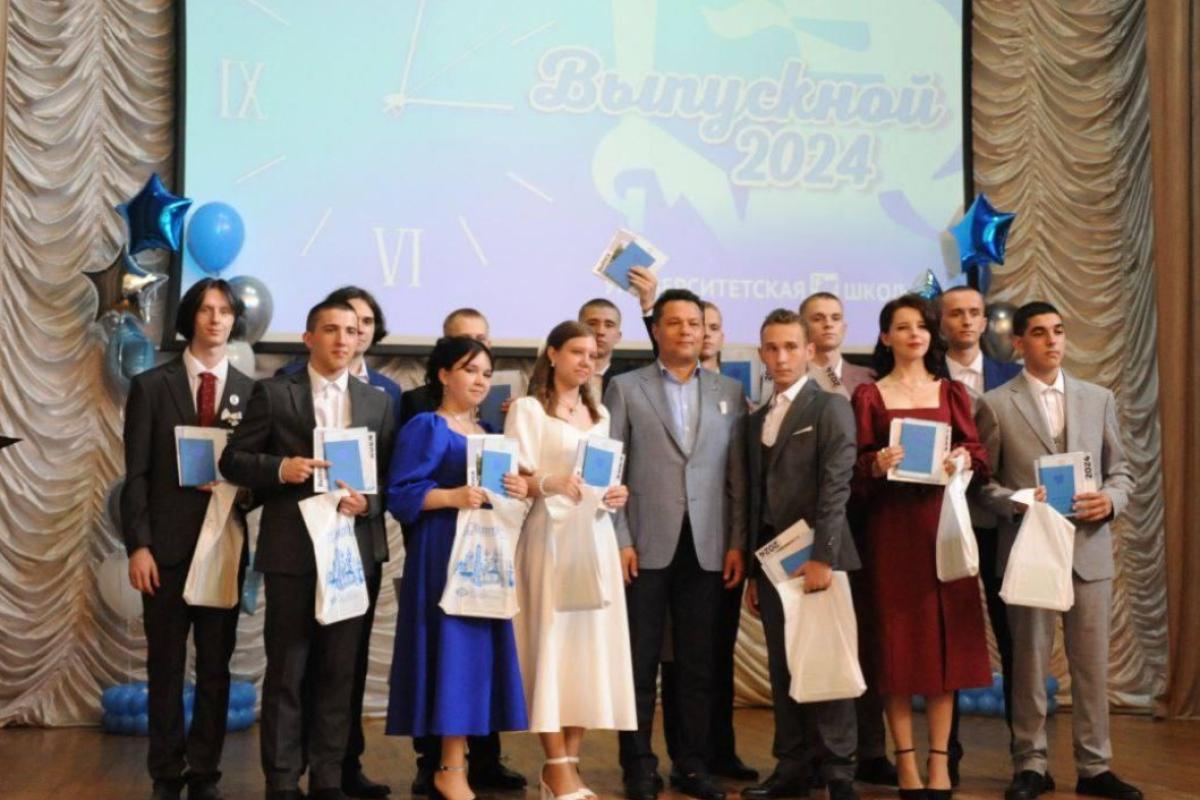 Випускникам з Лисичанська та Рубіжного вручили атестати в Елабузі - фото Випускникам з Лисичанська та Рубіжного вручили атестати в Елабузі - фото