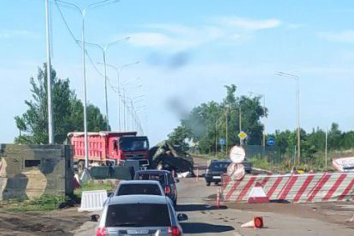 В окупованій Волновасі вантажівка протаранила блокпост: постраждали російські військові В окупованій Волновасі вантажівка протаранила блокпост: постраждали російські військові
