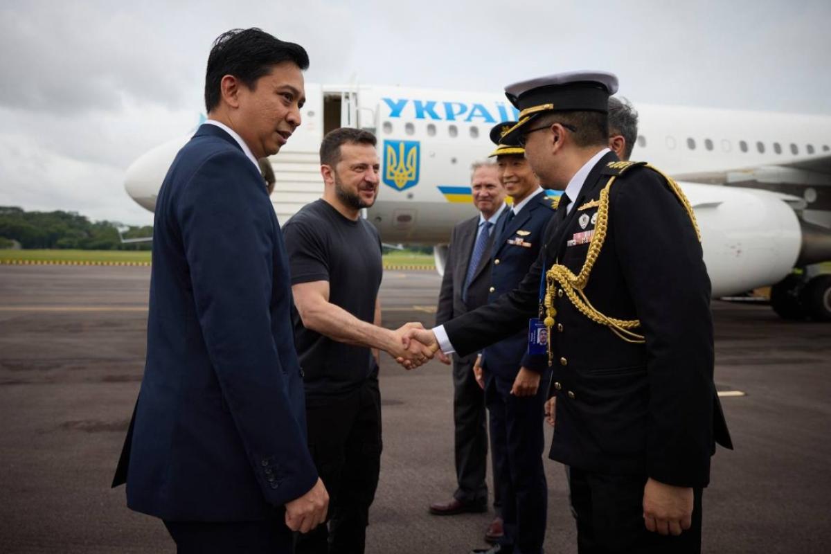 Президент Украины Владимир Зеленский прибыл с визитом в Сингапур Президент Украины Владимир Зеленский прибыл с визитом в Сингапур