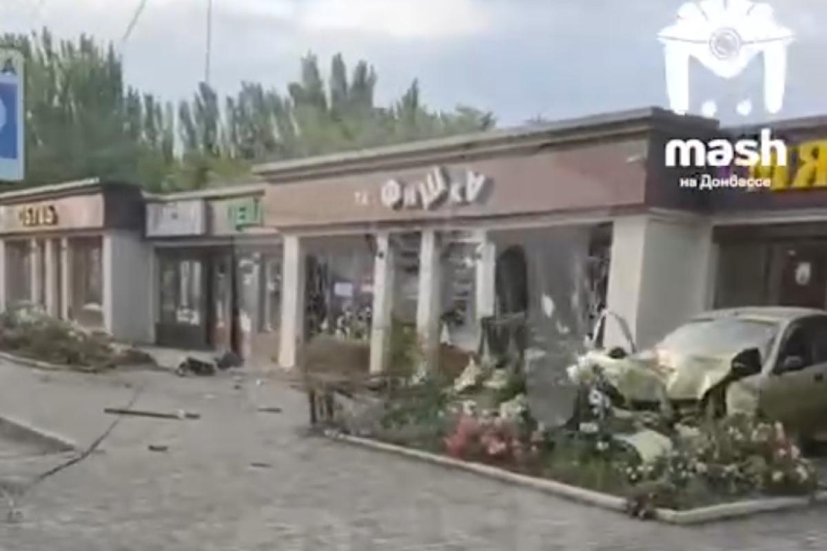 Беспредел на дорогах продолжается: в Луганске "Урал" сбил двух подростков, а в Макеевке "Ланос" снес столб и влетел в магазин