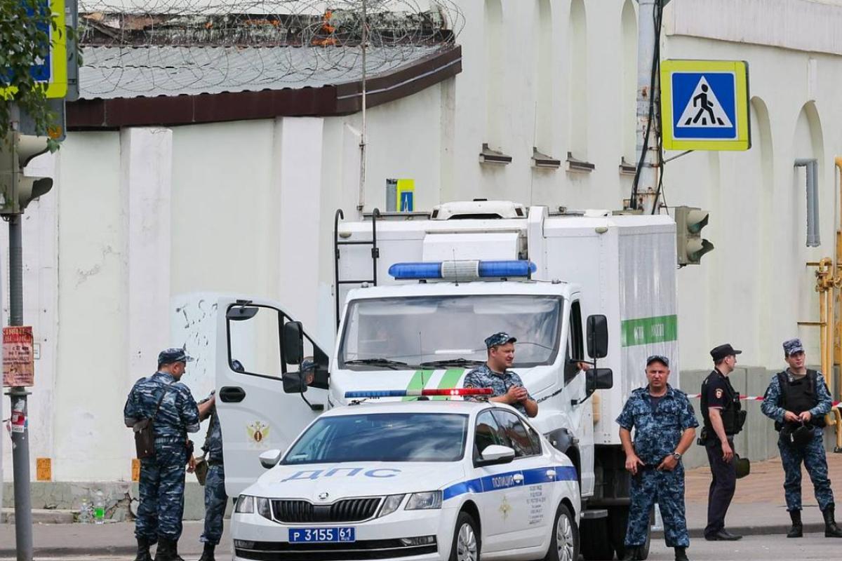 В результате штурма ростовского СИЗО заложники освобождены, 6 заключенных ликвидированы В результате штурма ростовского СИЗО заложники освобождены, 6 заключенных ликвидированы