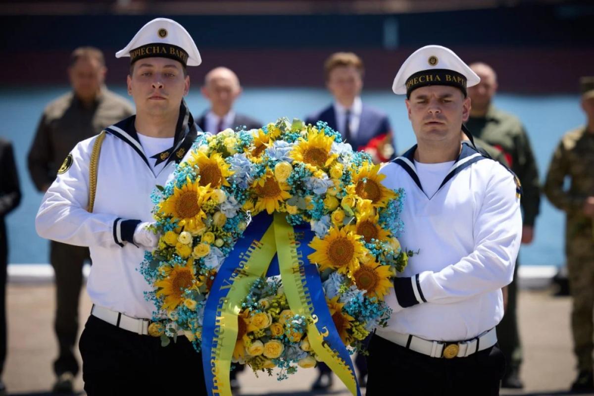 Зеленський в Одесі взяв участь у заходах з нагоди Дня ВМС ЗСУ Зеленський в Одесі взяв участь у заходах з нагоди Дня ВМС ЗСУ