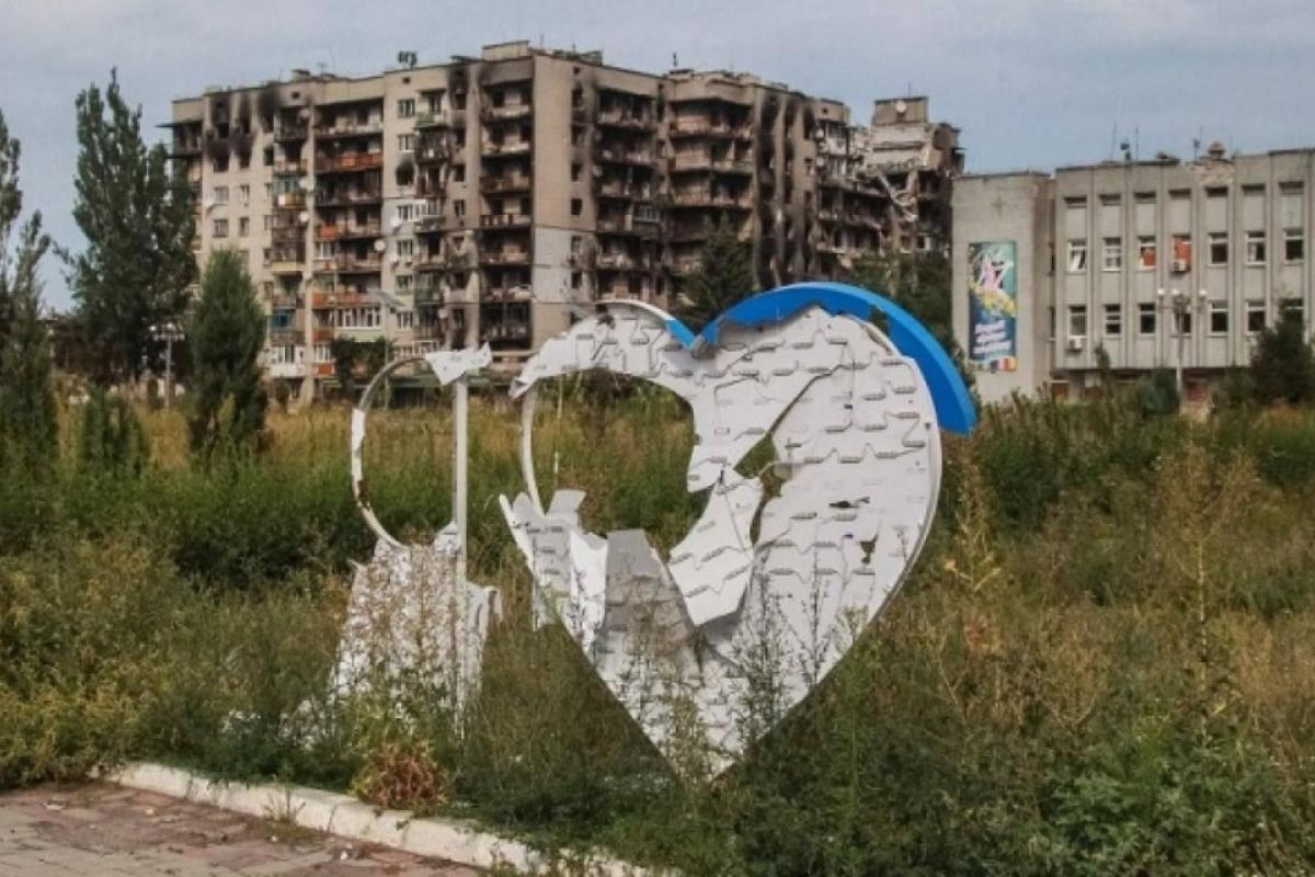 Одинокая автолавка среди руин города: что происходит в разрушенной Попасной на Луганщине Одинокая автолавка среди руин города: что происходит в разрушенной Попасной на Луганщине
