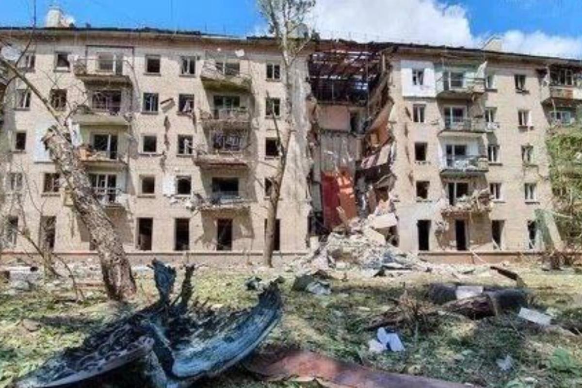 "Стали бомжами с пропиской": В Луганске жители разрушенного дома жалуются, что власти их бросили "Стали бомжами с пропиской": В Луганске жители разрушенного дома жалуются, что власти их бросили