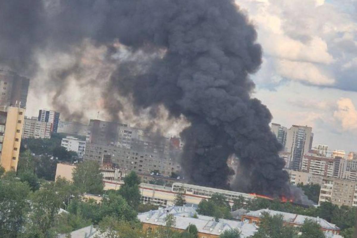 У російському Єкатеринбурзі сталася масштабна пожежа на оборонному заводі "НВО автоматики" У російському Єкатеринбурзі сталася масштабна пожежа на оборонному заводі "НВО автоматики"