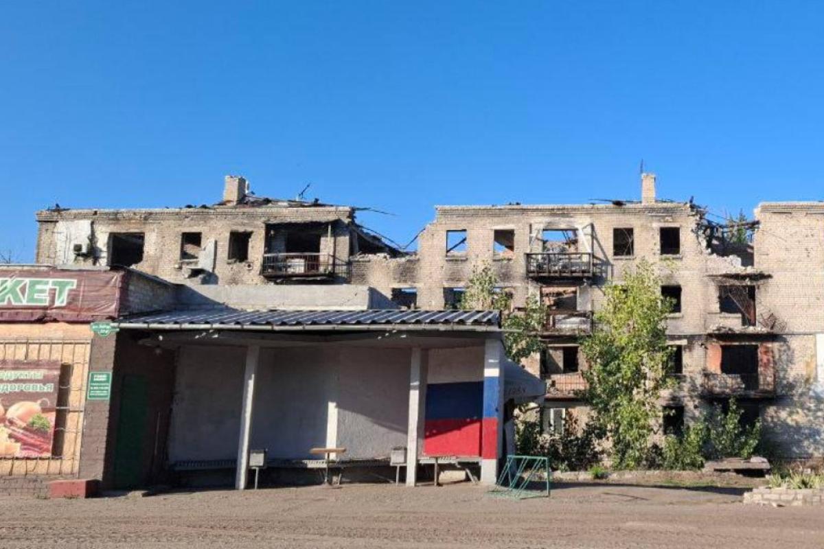 "Денег нет": В оккупированном Рубежном местным за разбор завалов платят тушенкой "Денег нет": В оккупированном Рубежном местным за разбор завалов платят тушенкой