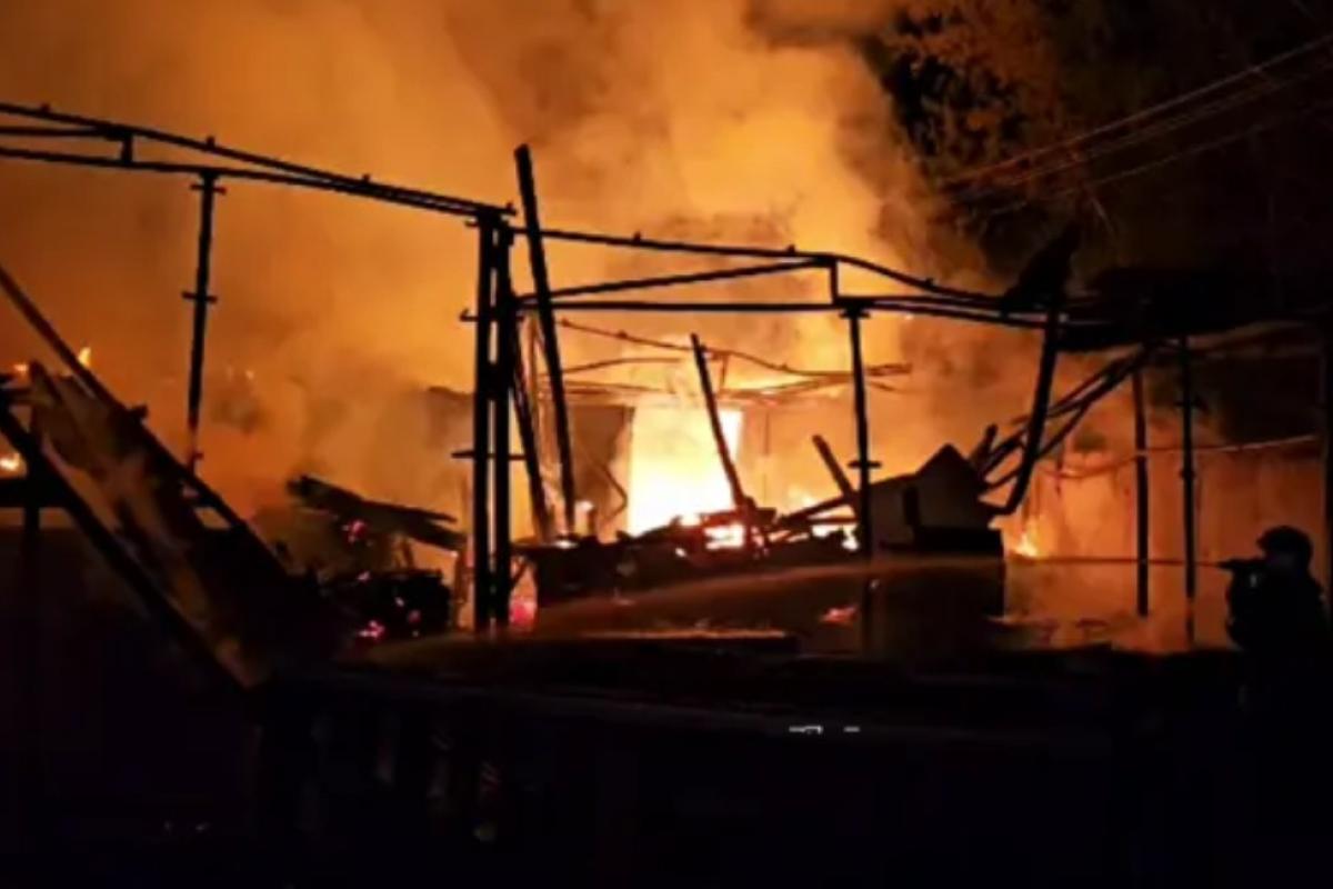В российском Курске очередной пожар: в этот раз горит в районе завода тракторных запчастей В российском Курске очередной пожар: в этот раз горит в районе завода тракторных запчастей